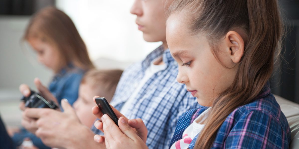 Majoritatea micuților australieni, dependenți de rețelele sociale