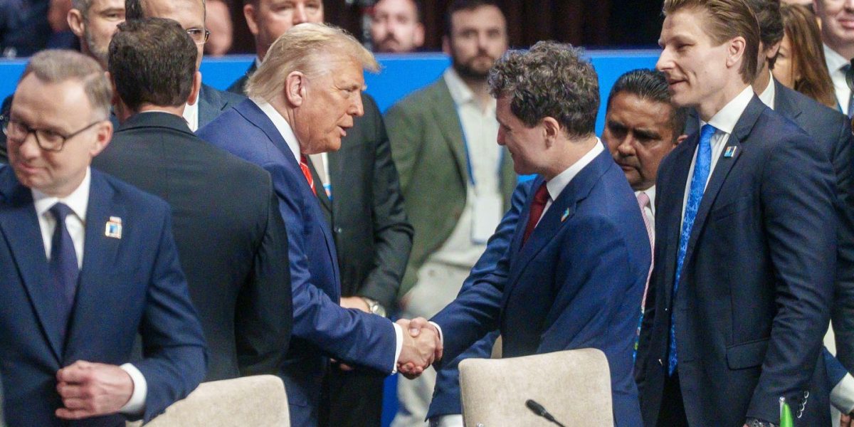 Trump Mulțumește României, Dar Ratează Summitul B9 de la București Bucureștiul se pregătește să găzduiască summitul Formatului București 9 (B9) pe 13 mai, eveniment la care, potrivit unor surse politice, președintele american, Donald Trump, nu va putea participa