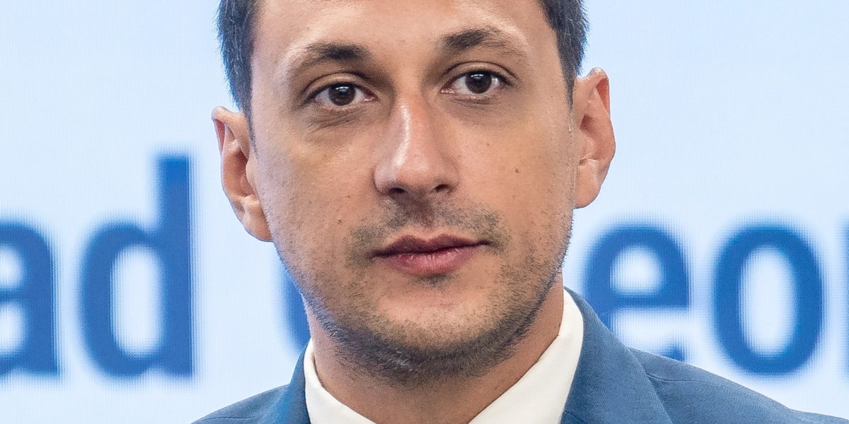 Vlad Gheorghe, consilierul premierului, susține că România are nevoie de o reformă aprofundată a statului, cu reducerea numărului de primării, consilieri și parlamentari