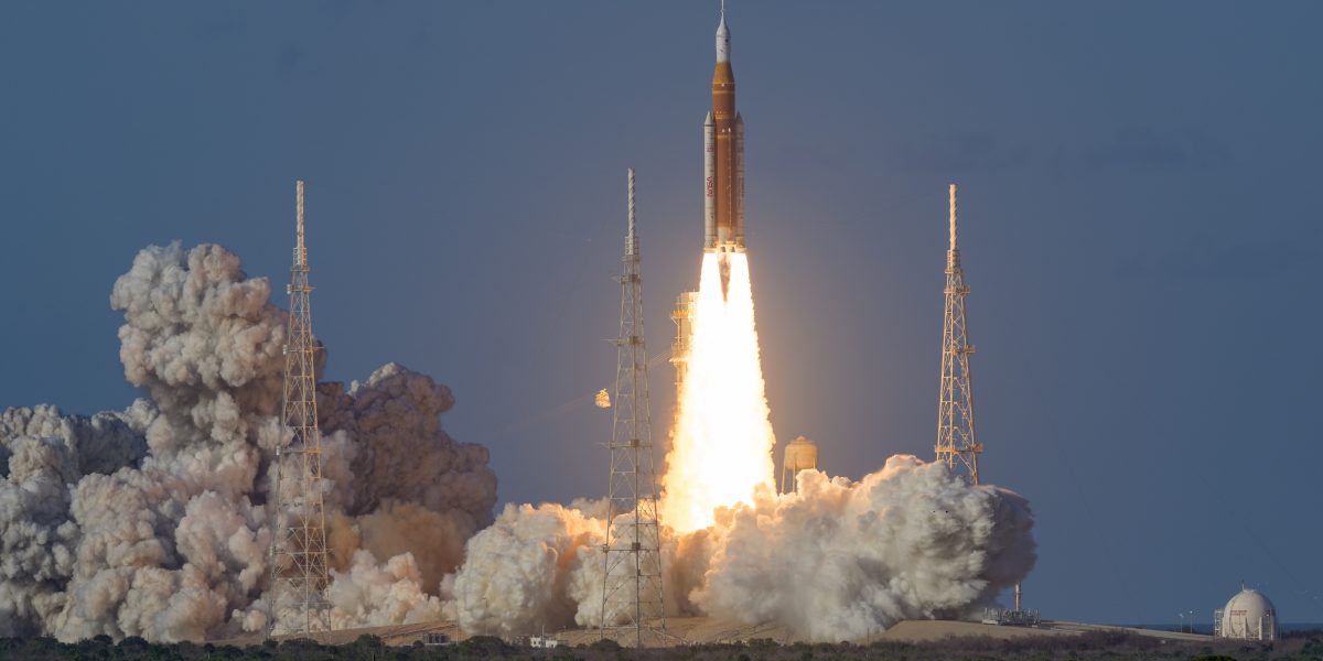 Misiunea Artemis II a NASA: Un pas important spre Lună și mai departe (UPDATE: 18:35 ET) – Racheta SLS (Space Launch System) a NASA, cu capsula Orion la bord, a decolat de la Centrul Spațial Kennedy din Florida la ora 18:35 EDT (ora locală)