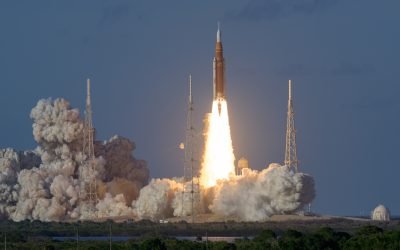 Misiunea Artemis II a NASA: Un pas important spre Lună și mai departe (UPDATE: 18:35 ET) – Racheta SLS (Space Launch System) a NASA, cu capsula Orion la bord, a decolat de la Centrul Spațial Kennedy din Florida la ora 18:35 EDT (ora locală)