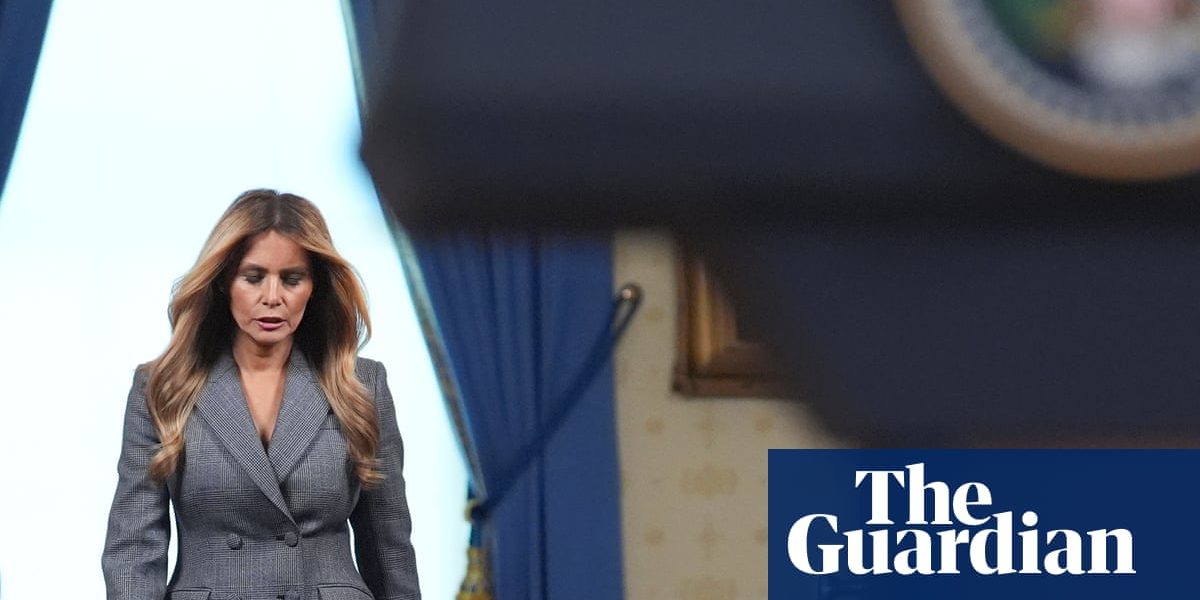 Melania Trump respinge legăturile cu Jeffrey Epstein într-o declarație neașteptată Fosta Primă Doamnă a Statelor Unite, Melania Trump, a negat public orice relație cu controversatul Jeffrey Epstein și cu complicea acestuia, Ghislaine Maxwell