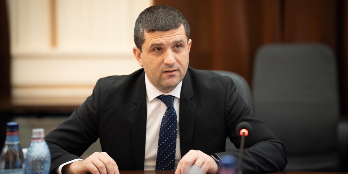 Pierzi teren dacă stai pe margine: Donald Trump, Mircea Lucescu și lecția lor!