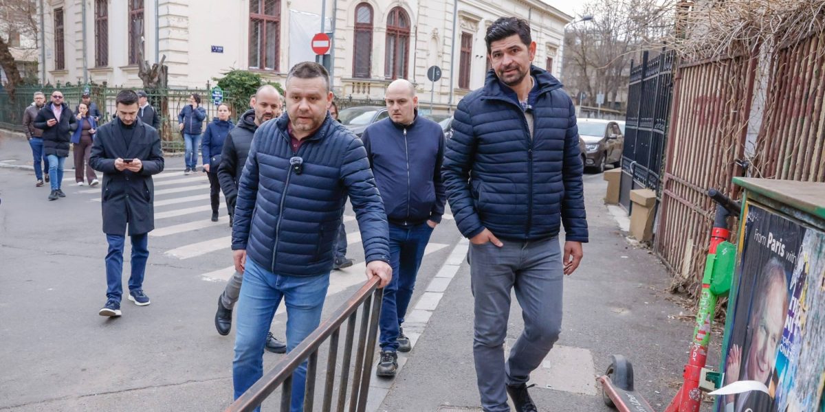 Bucureștiul își reorganizează administrația publică: Se înființează un „super ADP” Consiliul General al Municipiului București a aprobat, în ședința de joi, 2 aprilie, înființarea Administrației Domeniului Public a Municipiului București (ADPMB), o structură unificată rezultată din comasarea ALPAB, a Centrului de Protecția Plantelor și a Administrației Cimitirelor