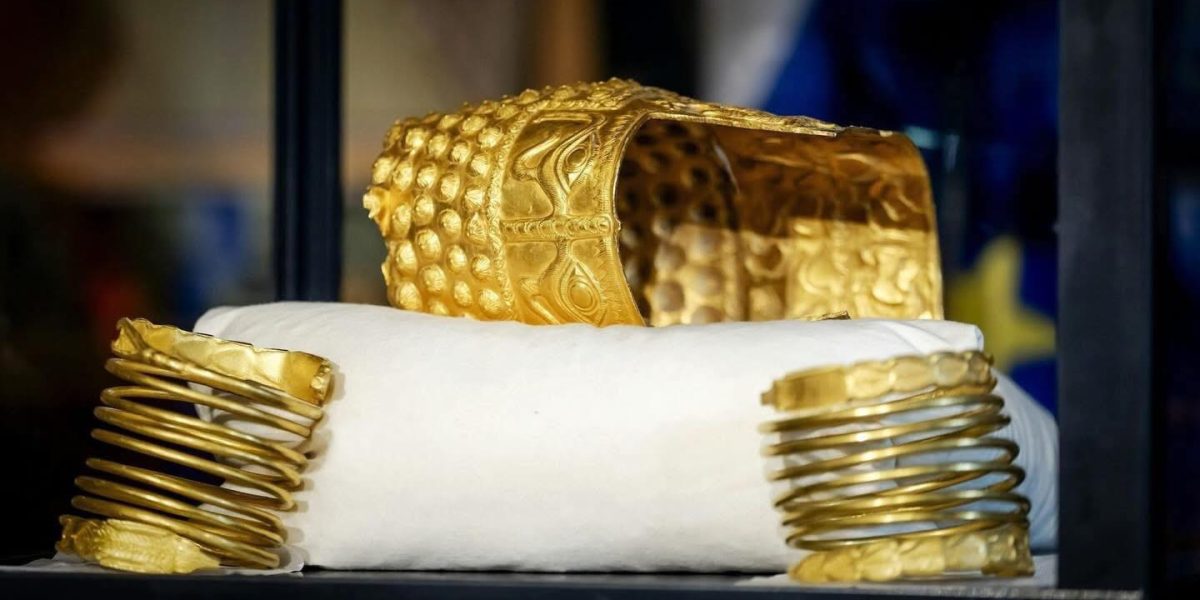 Brățările dacice și Coiful de la Coțofenești, din nou în România?