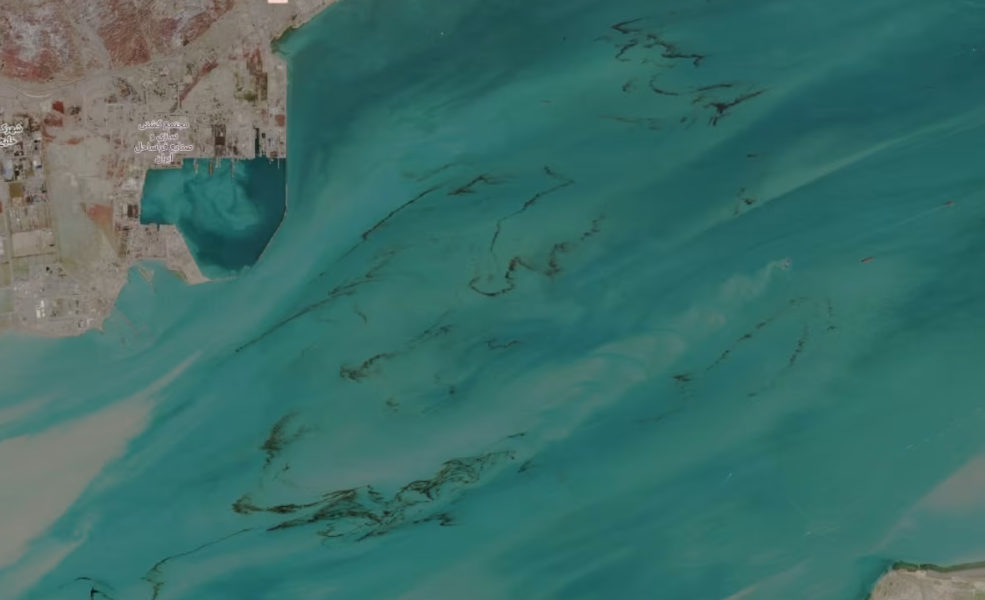 Deversări uriașe de petrol în Golful Persic, văzute din spațiu, după atacuri