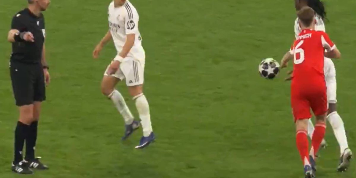 Arbitrii, contestații aprinse: Ținerea mingii 3 secunde nu e fault!