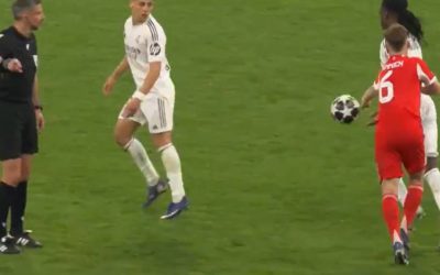 Arbitrii, contestații aprinse: Ținerea mingii 3 secunde nu e fault!