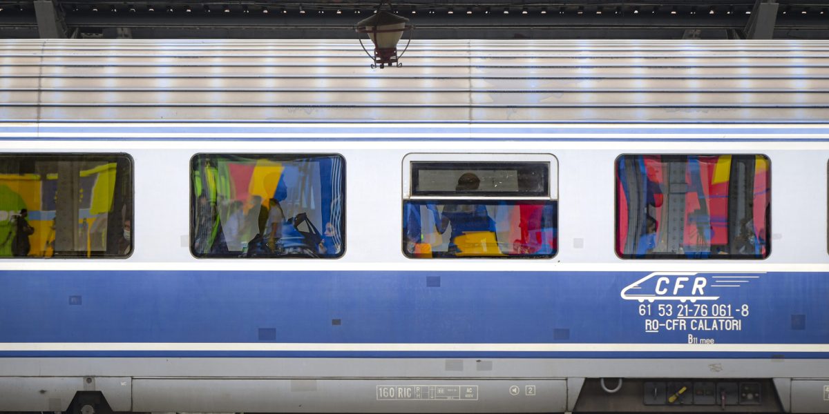 Copac prăbușit pe șine: Trenurile blocate pe ruta Brașov