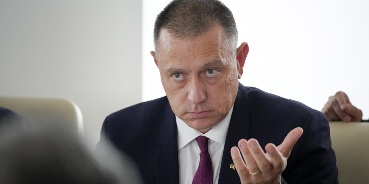 FIFOR atacă USR: Acuzații grave la adresa ministrului Apărării și a altor lideri București – Deputatul PSD, Mihai Fifor, a lansat un atac dur la adresa USR, formulând acuzații grave la adresa ministrului Apărării, Radu Miruță, și a altor personalități din cadrul partidului