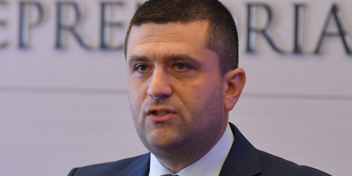 O fabrică de drone în România, cu tehnologie mereu actualizată, este viziunea Ministrului Apărării, RADU MIRUȚĂ, care a subliniat necesitatea adaptării constante a tehnologiei pentru a menține un avantaj competitiv pe câmpul de luptă