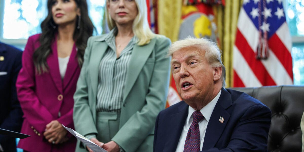 Nu-și ascultă sfătuitorii! Donald Trump, nervos și… Improvizații