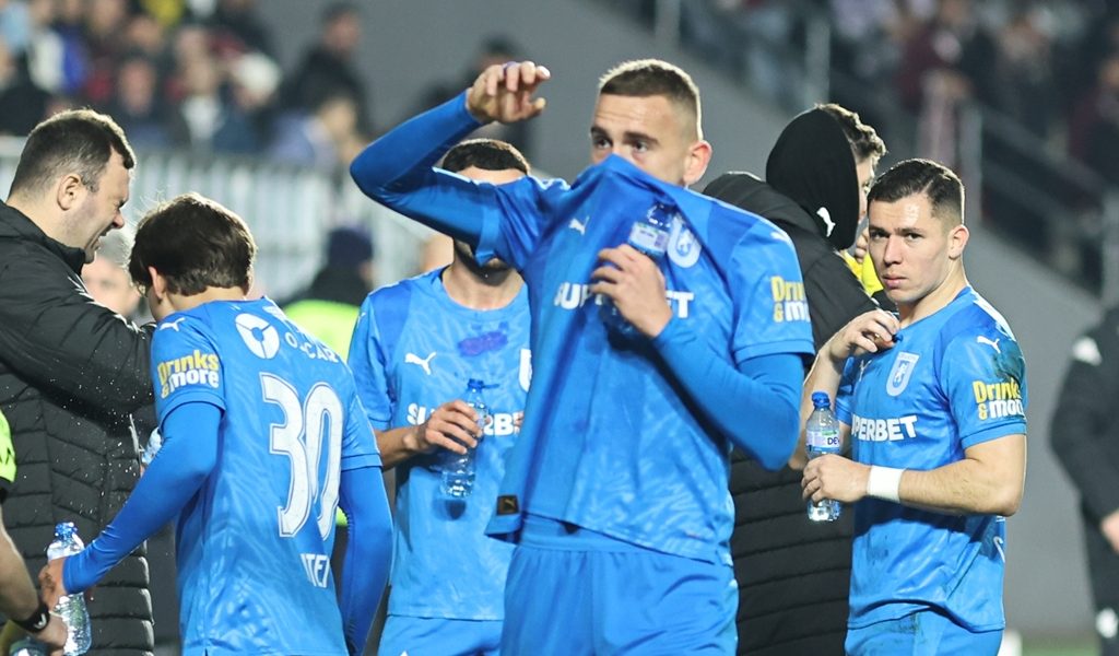Universitatea Craiova a învins pe CFR Cluj cu 2-0 Echipa din Craiova a reușit să învingă pe CFR Cluj cu scorul de 2-0 într-un meci disputat pe teren propriu, pe stadionul „Ion Oblemenco”, contând pentru etapa a 3-a a play-off-ului din Superliga