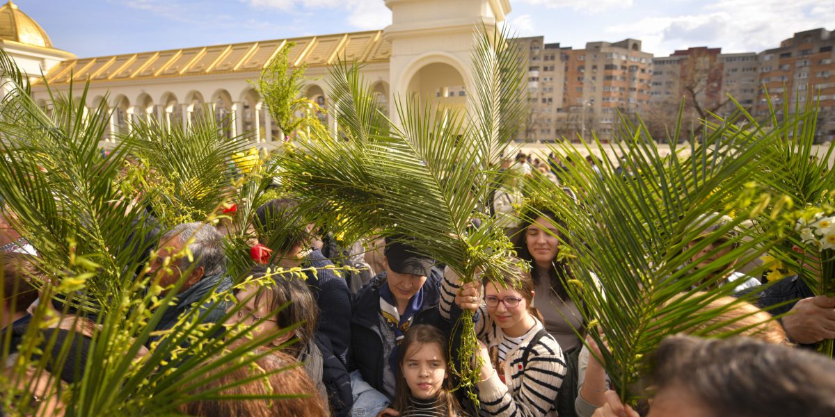 Floriile: Semnificația religioasă și tradițiile populare În fiecare an, credincioșii din România și de pretutindeni celebrează Floriile, o sărbătoare cu o încărcătură spirituală profundă și cu tradiții populare bogate