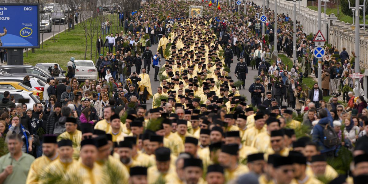 Mii de credincioși au participat la Pelerinajul de Florii în București Bucureștiul a fost scena unui eveniment religios de amploare sâmbătă, odată cu desfășurarea tradiționalului Pelerinaj de Florii