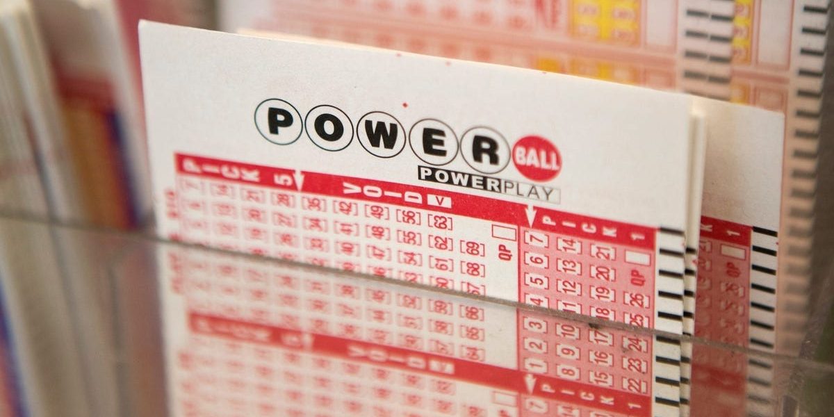 Un român norocos ar putea câștiga o avere impresionantă la Powerball, jackpot-ul fiind estimat la 231 de milioane de dolari pentru extragerea de luni, 6 aprilie 2026