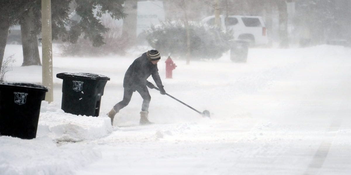 Viscolul de primăvară lovește Wisconsin: Zăpadă, polei și sute de mii de oameni fără curent Wisconsin se confruntă cu o furtună de iarnă neobișnuită pentru luna aprilie, cu avertizări în vigoare pentru mai multe comitate din stat