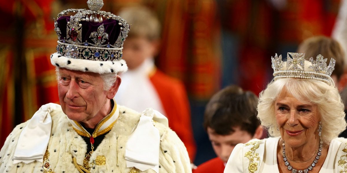 Familia Regală Britanică, reunită la slujba de Paște, afișează unitate, dar fără prințul Andrew Londra – Familia Regală Britanică a dat un semnal de unitate duminică, participând la slujba de Paște oficiată la Castelul Windsor