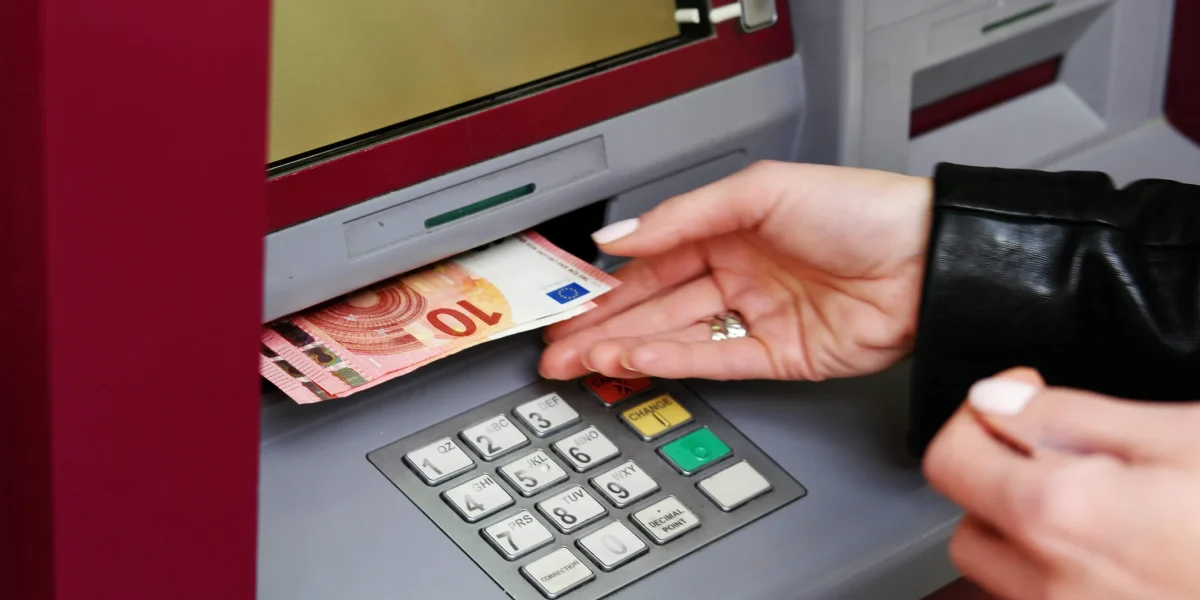 Bani cash sub lupă: UE impune verificări la retragerea de la bancomat