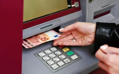 Bani cash sub lupă: UE impune verificări la retragerea de la bancomat