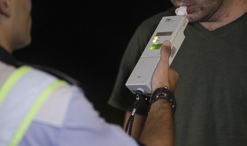 Un bărbat din NOVACI, reținut de poliție după ce a fost prins conducând cu alcoolemie de peste trei la mie Un bărbat în vârstă de 54 de ani din orașul NOVACI a fost reținut de polițiști după ce a fost depistat conducând un autoturism sub influența alcoolului, în două rânduri, la interval de câteva luni