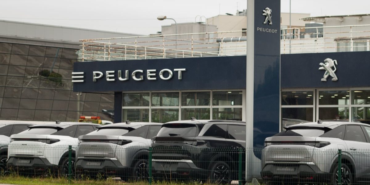 Mai multe mașini marca Peugeot, în parcarea unei reprezentanțe din Franța