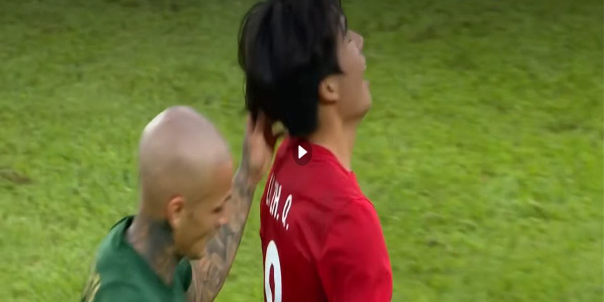 MITRIȚĂ, ELIMINAT CU ROȘU DUPĂ CE A TRAS DE PĂR UN ADVERSAR ÎN SUPERLIGA CHINEI Extrema română ALEX Mitriță a fost eliminată în mod surprinzător în meciul din Superliga Chinei dintre ZHEJIANG Professional și CHONGQING Tonglianglon, formația la care evoluează un alt român, GEORGE Cîmpanu