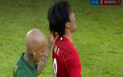 MITRIȚĂ, ELIMINAT CU ROȘU DUPĂ CE A TRAS DE PĂR UN ADVERSAR ÎN SUPERLIGA CHINEI Extrema română ALEX Mitriță a fost eliminată în mod surprinzător în meciul din Superliga Chinei dintre ZHEJIANG Professional și CHONGQING Tonglianglon, formația la care evoluează un alt român, GEORGE Cîmpanu