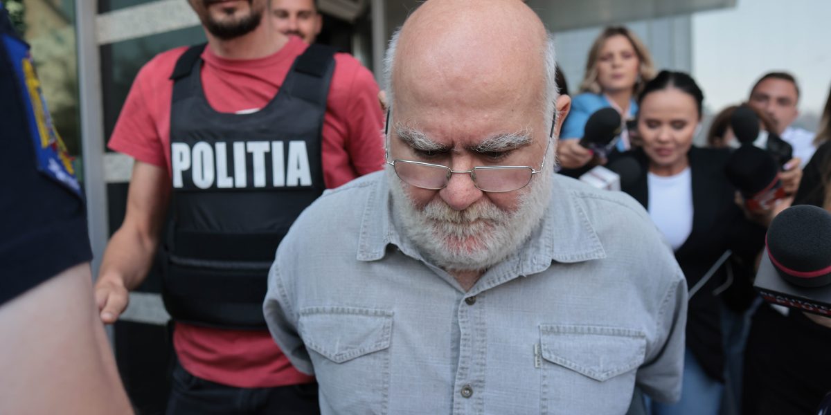 Alfred Bulai, trimis în judecată pentru agresiune sexuală și abuz de funcție Sociologul Alfred Bulai, fost profesor la SNSPA, va fi judecat pentru agresiune sexuală și folosirea abuzivă a funcției în scop sexual, ambele în formă continuată
