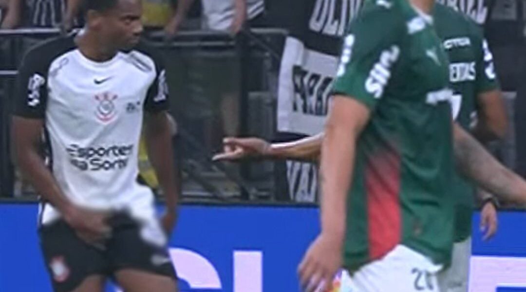 Eliminat de VAR după ce s-a atins în zona intimă