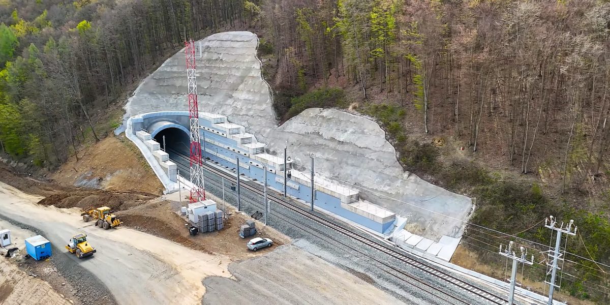 Săpăturile pentru un nou tunel pe A1, în plină desfășurare Au demarat lucrările de săpătură la un nou tunel pe autostrada Sibiu-Pitești