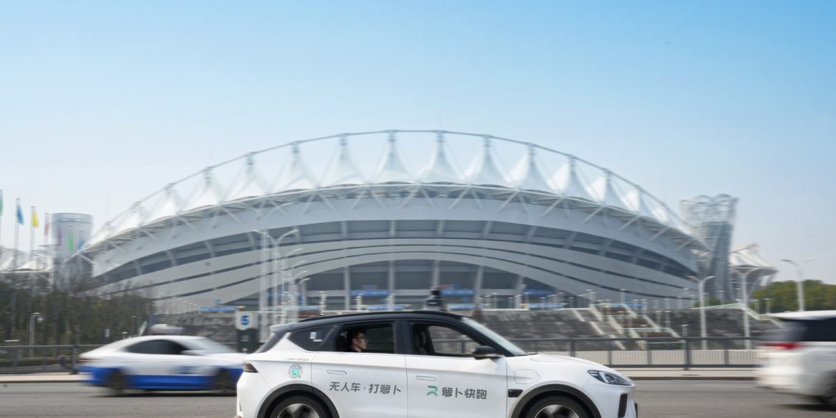 Pană generală la sute de robotaxi-uri în China: Siguranța vehiculelor autonome, din nou la încercare Un incident neobișnuit a scos în evidență vulnerabilitățile tehnologiei vehiculelor autonome