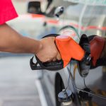 Benzina și motorina se ieftinesc puternic din nou, iar la pompe apare o situație mai puțin obișnuită