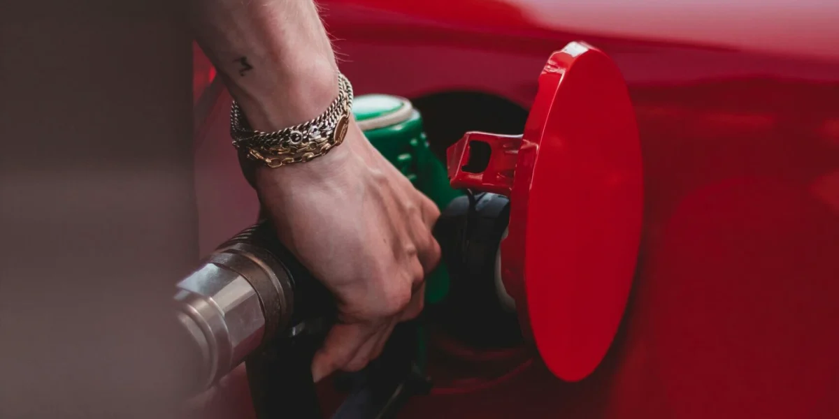 Prețuri mai mici la carburanți: Unde găsești cea mai ieftină benzină în România