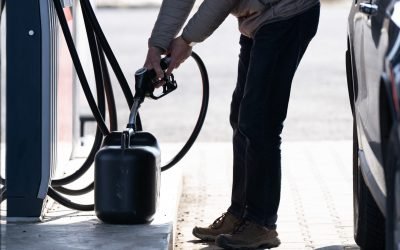 Guvernul ia în calcul măsuri temporare pentru a reduce prețul motorinei Guvernul analizează posibilitatea de a înlocui temporar scăderea accizei la motorină cu un mecanism de contribuție voluntară, potrivit unor surse guvernamentale