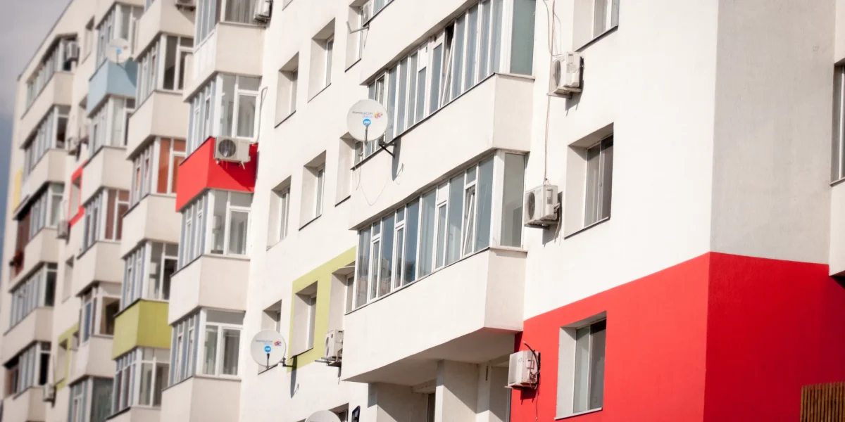 Blocurile, cheltuieli ascunse: Cine achită întreținerea liftului în România