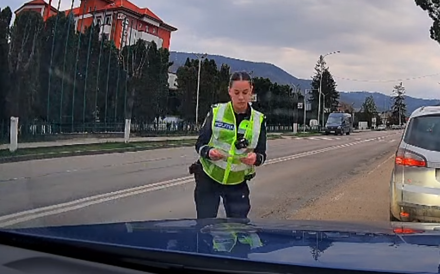 Polițistă din Târgu Ocna, acuzată de abuz: Șofer amendat deși trecuse pe verde