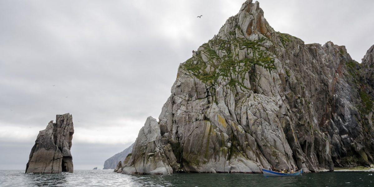 O strâmtoare reprezintă o cale navigabilă îngustă, o legătură vitală între două mase de apă mai mari