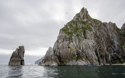 O strâmtoare reprezintă o cale navigabilă îngustă, o legătură vitală între două mase de apă mai mari