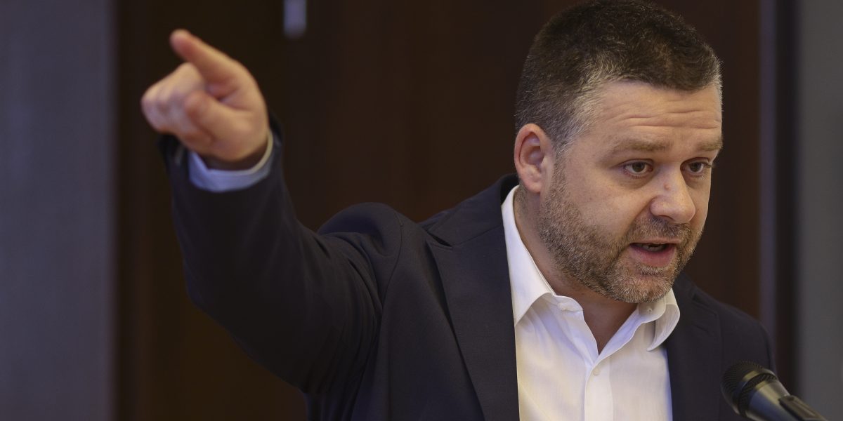 Primăria Capitalei restructurează: 260 de angajați vor fi concediați Consiliul General al Municipiului București a aprobat joi propunerea primarului Ciprian Ciucu de a desființa 772 de posturi din aparatul Primăriei și din instituțiile subordonate