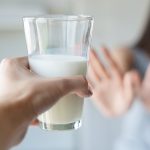 Laptele și Parkinson: Avertisment DUR al neurologilor. Ce trebuie să știm