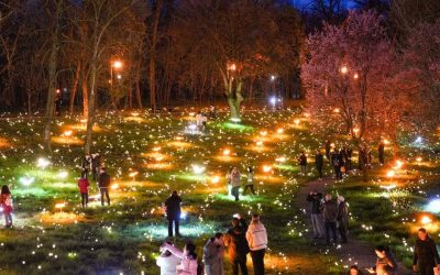 Craiova, în prag de sărbătoare: Târgul de Paște atrage deja vizitatori, în ciuda vremii capricioase Craiova se pregătește intens pentru sărbătorile pascale, iar atmosfera festivă începe să cuprindă orașul, chiar înainte de deschiderea oficială a Târgului de Paște