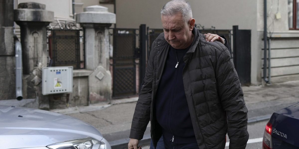 Directorul ARR, Cristian Anton, reținut de DNA într-un dosar de corupție Cristian Anton, directorul general al Autorității Rutiere Române (ARR), a fost reținut de procurorii Direcției Naționale Anticorupție (DNA) într-un dosar ce vizează fapte de corupție