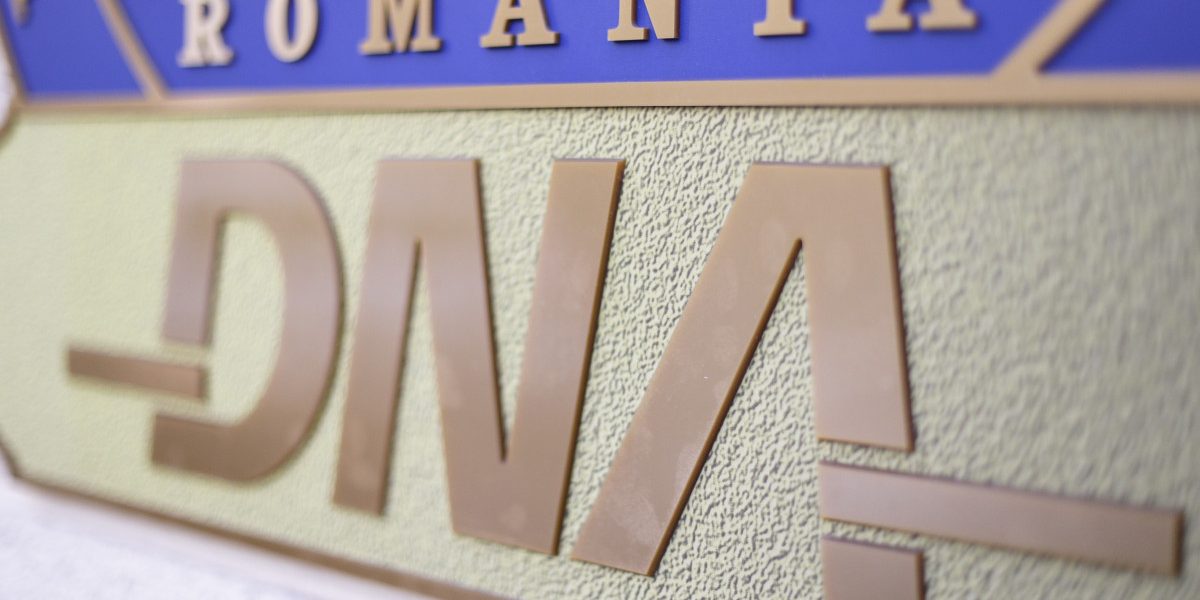 Amplă operațiune DNA care vizează achizițiile publice din două consilii județene. Percheziții și la un lider PSD (surse)