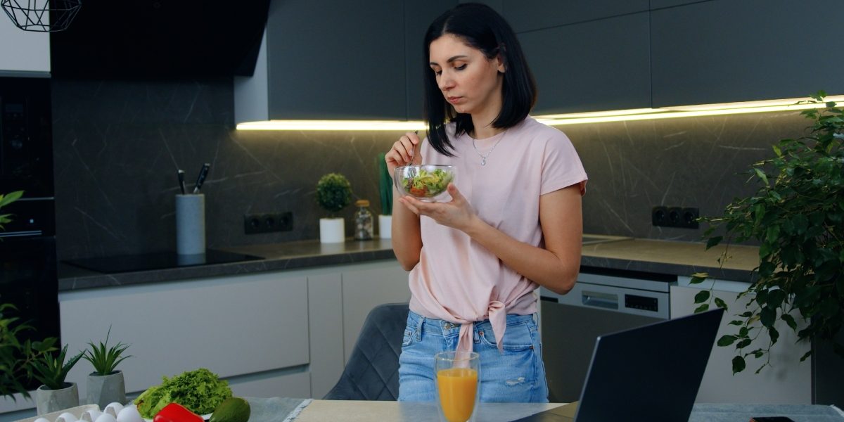 Contează POZIȚIA la masă: Cum influențează sănătatea, nu doar ce mănânci