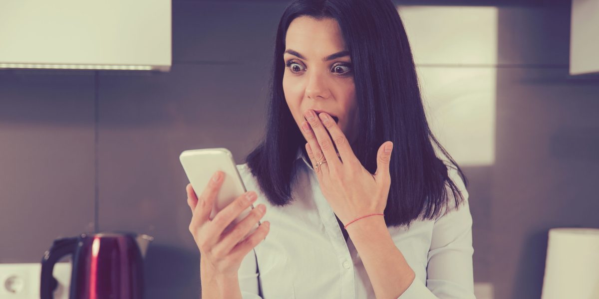 Atenție, români: Ce date salvate pe telefon vă pot lăsa fără bani!