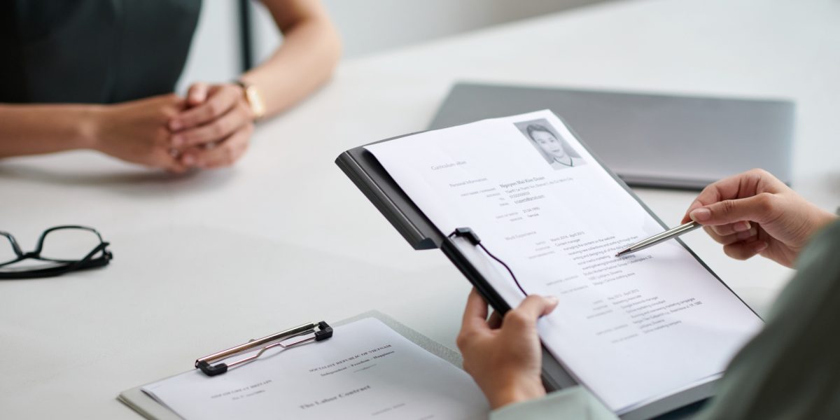 Crește cererea de joburi: Tineri, cu 24%, caută locuri de muncă în România