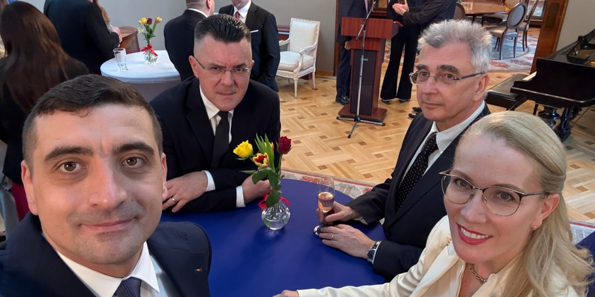 Simion și Dungaciu (AUR), prezenți la recepția ambasadorului SUA, după ce au votat împotriva cererii Washingtonului Liderii Alianței pentru Unirea Românilor (AUR), George Simion și Dan Dungaciu, au participat marți seara la recepția organizată de ambasadorul Statelor Unite ale Americii în România, Darryl Nirenberg, cu ocazia inaugurării mandatului acestuia la București