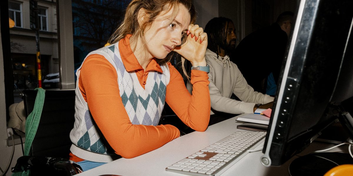 Tineri sabotori: Angajații GEN Z fricționați de AI își sabotează companiile