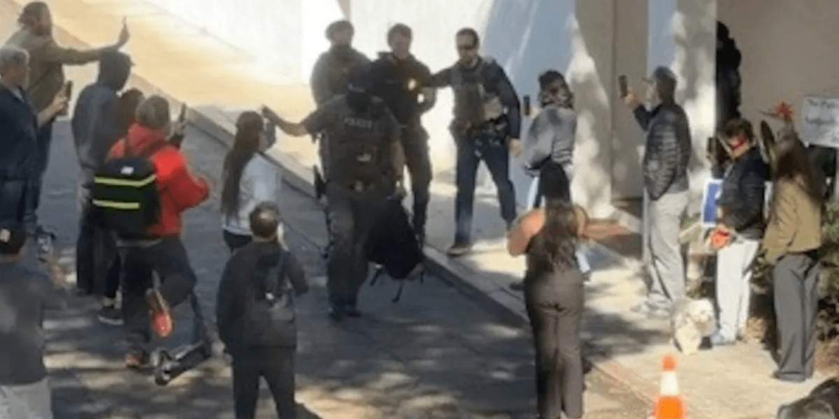 Apararea comunității: Democrația și controlul local, în fața ICE